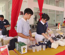 下午四點多，慈濟志工陸陸續續來到會場擺設好攤位，為六點開始的晚會做好準備，能善用時間的人，必能掌握自己努力的方向。【攝影者：邢薇薇】