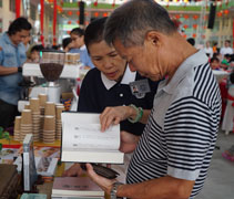 潘鳳瓊師姊用心跟大德介紹上人的靜思語，希望通過靜思語可以接引大德認識慈濟，走進慈濟。【攝影者：邢薇薇】