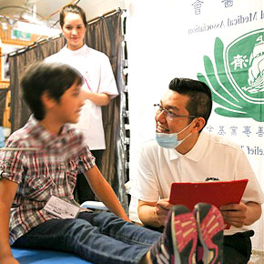 上人開示,「大醫王就如佛陀,佛心疼惜愛護眾生,我們的人醫會,還有白衣大士、藥劑師、檢驗師,總而言之,所有的醫療團隊會合起來,就是我們的人醫會,不只是守在臺灣,也可以跨國到海外去,這就是人性之愛……所有的生命無不都是大醫王菩薩們所愛的。」(攝影者:沈琛詠)