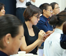 一直掙扎在該堅持培養孩子的品德？還是成績？盧美琪找到方法了，給自己和孩子更多的信心繼續堅持品德的栽培。【攝影者：張愛璇】