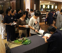 簽書會上，林幸惠師姊一一為大家在她出版的書籍上簽名。【攝影者：尤靜蓓（慮忱）】