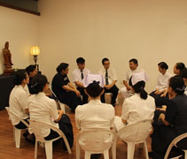 林幸惠師姊與吉打分會志業體同仁溫馨座談，勉勵大家帶著服務大眾的使命來上班，才不會因為工作忙碌而其煩惱。【攝影：尤靜蓓（慮忱）】