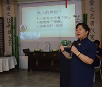 大愛臺同仁陳瓊姬師姊以志工的身份，在講座會上與大家分享優質節目《三代之間》。【攝影者：許麗玲（慮瑗）】