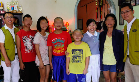 志工們訪問劉家時與劉振喬及其家人一起合照。 【攝影者：譚汝焯】