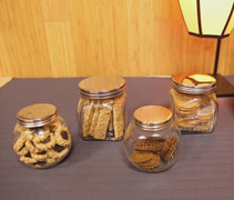 在淨斯團隊的巧思下，淨斯資糧創作出各種口味的餅乾，便以攜帶的淨斯餅乾可以隨時充飢，是家庭必備乾糧。【攝影者：邢薇薇】