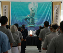 浴佛活動在全體虔誠祈禱：人心調和，社會祥和，天下無災無難中圓滿。【攝影者：張愛璇】