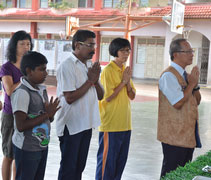 樂育華小印度裔學生惟那卡蘭（Venakharan，前排左一）邀請爸爸（前排左二）前來共沐佛恩，也祝福爸爸開開心心、身體健康。【攝影者：謝政儫】