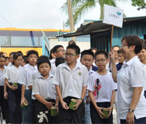 學校老師帶領學生前來出席浴佛活動，學生們也不忘攜帶愛心竹筒「竹筒回娘家」。【攝影者：萬文成】。