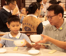 午齋時，教導親子們典雅的食儀，什麼叫「龍口含珠，鳳頭飲水。【攝影者：陳來蓉】