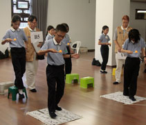 孩子們挑戰手握上面放著乒乓球的湯匙，進行幾項團體遊戲。【攝影者：陳來蓉】