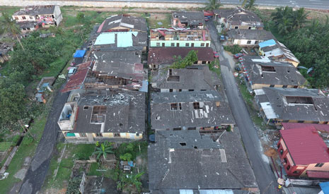有超過百戶的民宅、店鋪和工廠遭殃，建築物的屋頂不是被掀翻，就是被風刃捅出窟窿。【攝影者：王維信】