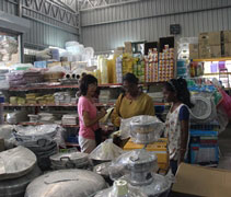 賣場負責人陳月娥（左一），介紹瓦姍妲母女店內的商品。【攝影者：劉貝潔】