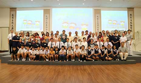 志工們與到場的學生家長一起拍大合照，以紀念馬來西亞慈濟吉打分會第一屆新芽助學金頒發典禮。【攝影者：尤靜蓓（慮忱） 】