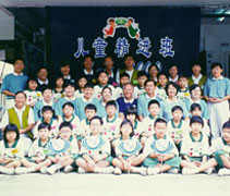 陳國榮（後排左五）和李蓮娥（後排右一）是吉打草創期的慈濟志工，自1996年參與慈濟後，至今已經20年。圖為早期在兒童精進班的留影。【攝影者：資料畫面 】