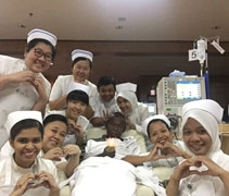 馬來西亞吉打慈濟洗腎中心的護理師們為腎友丁科萊慶生。【攝影者：吉打慈濟洗腎中心提供】