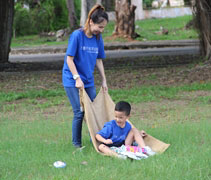 謝亦恆小朋友與母親合作，把散落滿地的回收物撿起來。 【攝影者：劉貝潔】