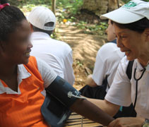 志工為村民測量血壓。親切的問候和關懷，村民也感受到滿滿的愛。【攝影者：鄧福良】