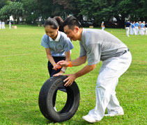 親子一起推動輪胎，協調腳步，攜手推動環保，人人有責。【攝影者：戴盧杰】