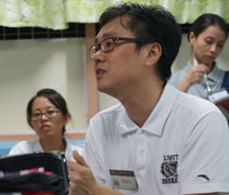 國汶與大家分享零用錢管理手冊的親子互動經驗。【攝影者：余秀娟】