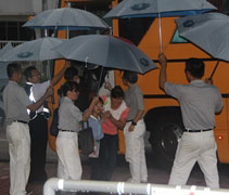 就算雨天，民眾也堅持來觀看戲劇，志工們細心幫民眾撐傘。【攝影者：岑春山（濟仲）】