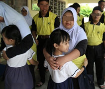 小朋友在臨別前與特殊教育機構的哥哥姐姐擁抱。【攝影者：尤靜蓓（慮忱）】
