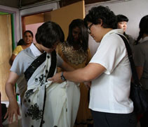 同學們在印裔朋友的協助下穿上傳統服裝紗麗（Sari）。【攝影者：尤靜蓓（慮忱）】