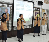 幼兒園的大愛媽媽以一首輕快活潑《幸福的臉》手語歡迎家長的到來。【攝影者：吴木金】