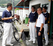 溫啟川師兄（左一）表示，因為自己身在社區，水災發生後，社區民眾提供信息，很多民眾平時已經和慈濟有互動，所以會自動投入互助的行列。