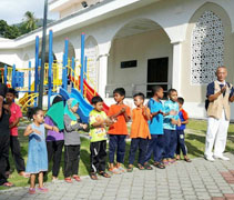 災民孩子們快樂的參與志工一起齊唱馬來語版的歡迎歌。
