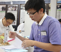 陳子勇來自吉蘭丹，是峇株巴轄敦胡仙翁大學慈青，學士畢業後，也來參與培訓課。他分享訪視助學金時看到孩子們面對升學的問題、經濟和語言，見苦知福。【攝影者：許儷儀】