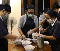 志工利用淨斯穀粉製作月餅，鼓勵大家簡化餐桌飲食。【攝影者：洪愛惜（慈菁）】