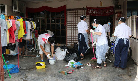 吉打慈濟洗腎中心護理團隊下班後，帶著清掃工具到腎友陳美珍的住家，準備幫她大掃除。【攝影者：尤靜蓓（慮忱）】