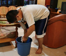 陳美珍的小兒子跟著護理師一起打掃。【攝影者：尤靜蓓（慮忱）】