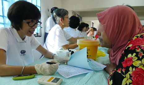 人醫會護士正在為一居民檢驗和血液檢查。【攝影者：李凌虹】