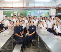 尊孔獨中華文學會參與製作月餅的同學與雪蘭莪靜思書軒淨斯團隊大合照留作紀念。【攝影者：邢薇薇】
