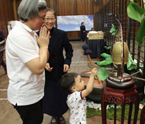 雪蘭莪靜思書軒人文 團隊第一次承擔鐘鼓齊鳴的演出 ，會場特別設置鐘鼓，與會眾分享鐘聲 、鼓聲之樂。【攝影者：梁杏然（慮語）】