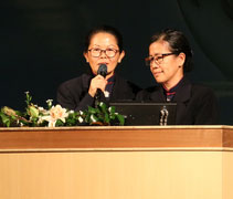 慈濟志工劉玉容（慮化，右），在慈善幹事林秋廷（慈鋓，左）的陪伴之下，分享自己的生命故事。【攝影者：陳志財（濟庭）】