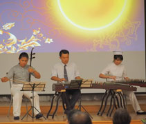 由慈青與護士一同聯手呈現華樂演奏。