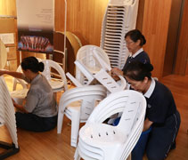 生活組志工細心將每一張椅子都擦洗一番，希望營員們能在舒適的環境下上課。【攝影者：邢薇薇】