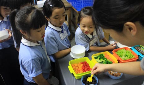 五顏六色的蔬果搭配不僅吸引孩子們，也讓大家吃得津津有味。【攝影者：周昌俊】