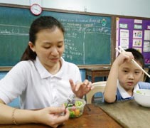 家長李素清說︰「今晚是孩子巫彦恺有生以來第一次吃番茄，難得他沒有拒絕吃……。」【攝影者：巫莉嬌】