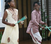 照顧戶的女兒-達悉妮（Dharshine） 帶動幾位照顧戶的小孩表演印度舞蹈，以及唱淡米爾文的《一家人》。【攝影者：符詩健】