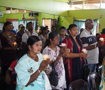老師、家長和學生一起在英語版〈祈禱〉（Prayer）歌聲中虔誠祈禱。【攝影者：陳慧姍】
