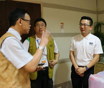 開設藥房的人醫會志工黃祈偉（右一）了解醫院的需求，捐出溼紙巾，提供轉院的病患使用。【攝影者：鄭振昌（惟興）】