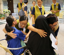 四位志工代表給醫護人員的家屬送上慰問金，獻上擁抱與祝福。【攝影者：鄭振昌（惟興）】