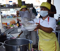 雖然轉賣素食後收入比以往少，但是為了推廣素食夫妻倆甘之如飴。【攝影者：許旻涵】