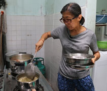 李巧玫偶爾會親自下廚烹飪蔬食料理與家人朋友分享。【攝影者：尤靜蓓（慮忱）】