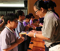 慈師長們頒發結緣品給畢業生。祝福孩子深耕種子早日萌芽。【攝影者：洪榮利】