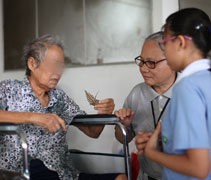 學生將完成的紙鶴送給安老院的老菩薩，期許透過紙鶴將祝福送給他們。【攝影者：劉敬志（濟志）】