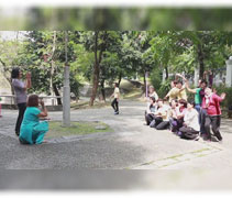 每天早上薰法香後，香花師姊會到公園和癌症互助會的癌友一起練氣功，她常常藉此機會與癌友分享上人的法，弘揚法脈。【攝影者：邢薇薇】